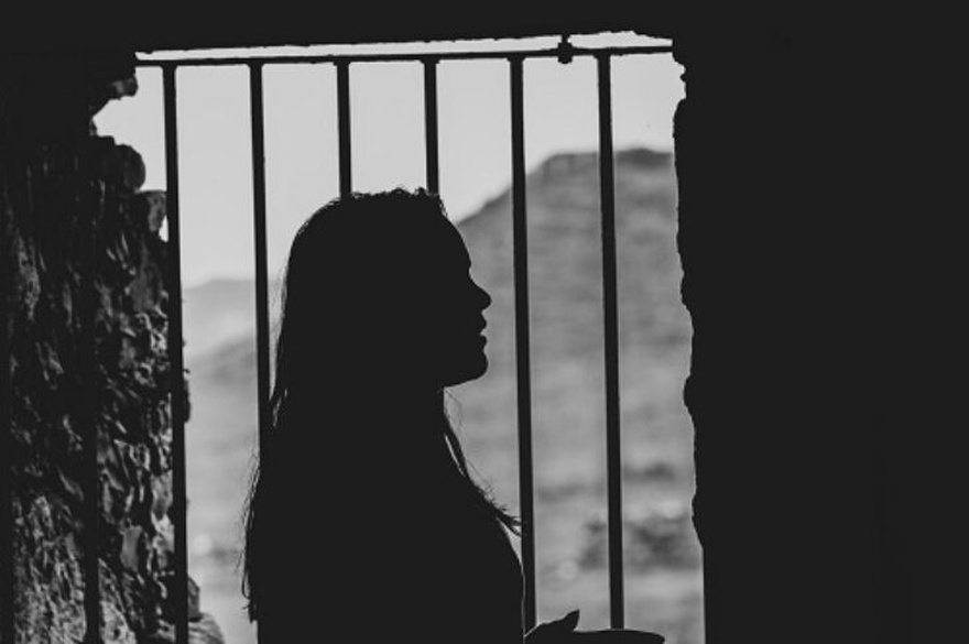 Η τραγική ιστορία της Ευρυδίκης: “Η μητέρα μου σκότωσε τον πατέρα μου γιατί με κακοποιούσε σεξουαλικά.”